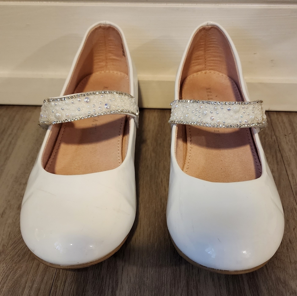 Kelly & Katie Shoes Girls Dress. Size 5.  White  Patent.